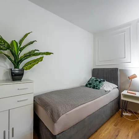 Apartman Blizko Stanice Center *